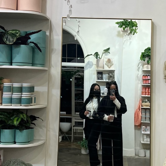 Meet your posher/s, Fleur, Julz & Mom♡ - Picture 3 of 5